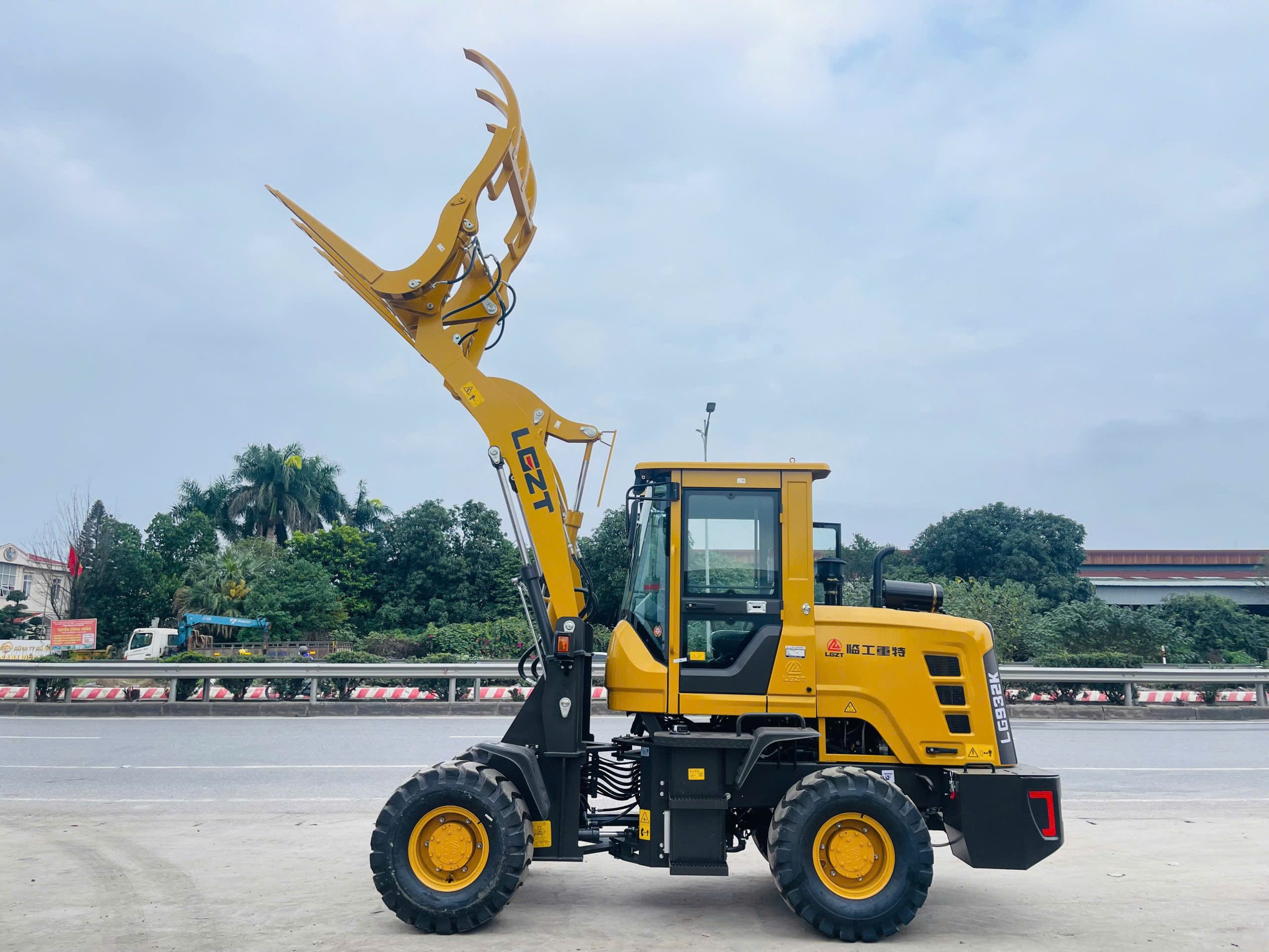 MÁY XÚC LẬT KẸP GỖ LG932K