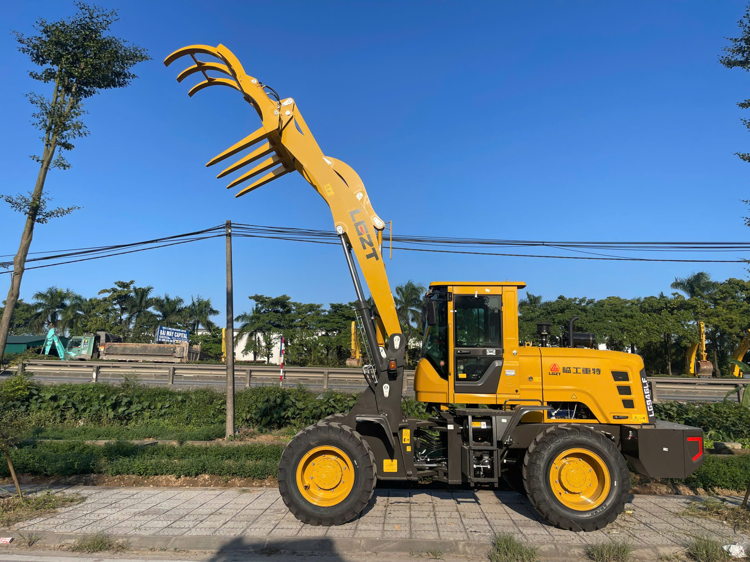 MÁY XÚC LẬT KẸP GỖ CẦN DÀI LG946LF