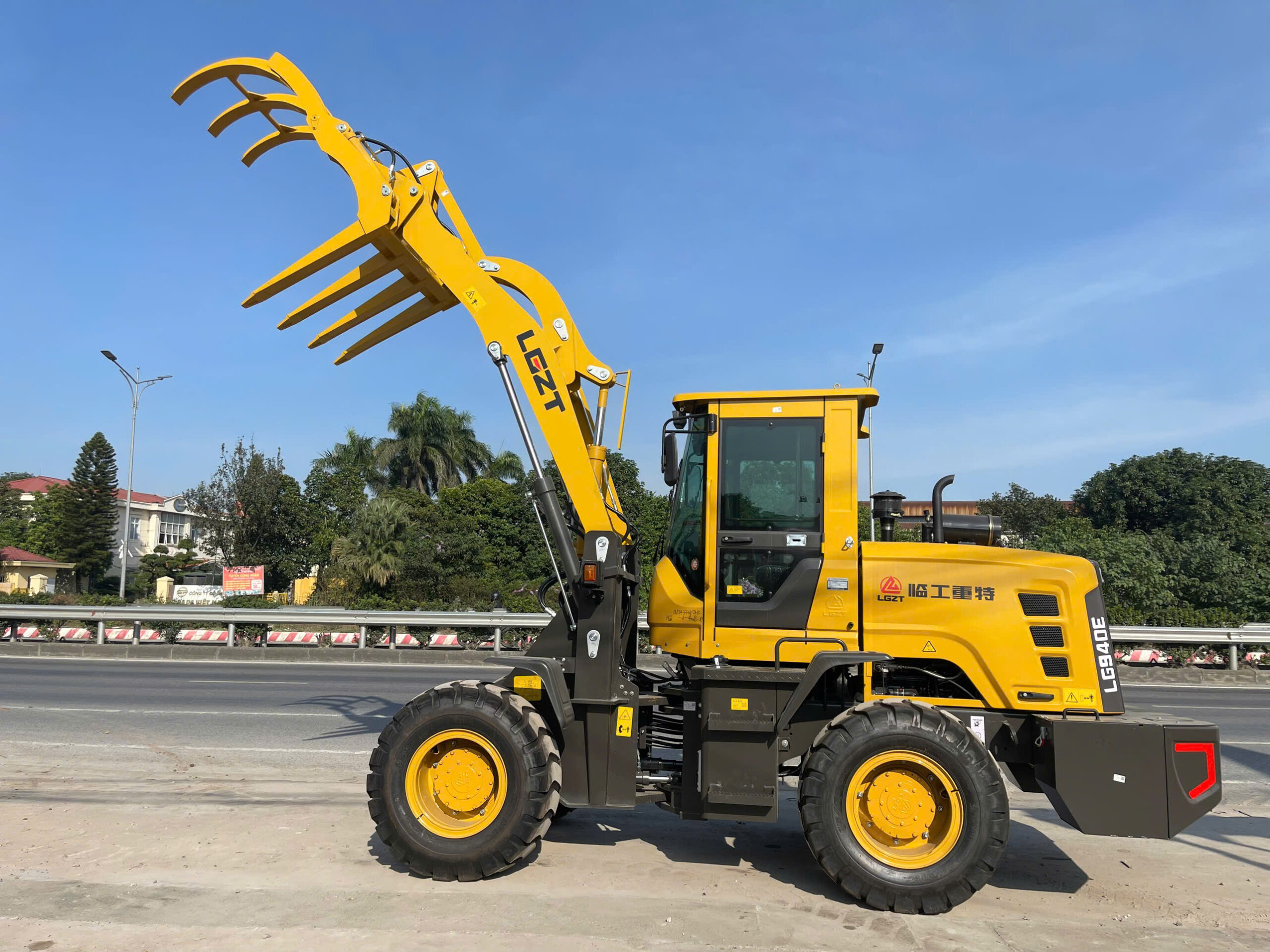 MÁY XÚC LẬT KẸP GỖ LG940K