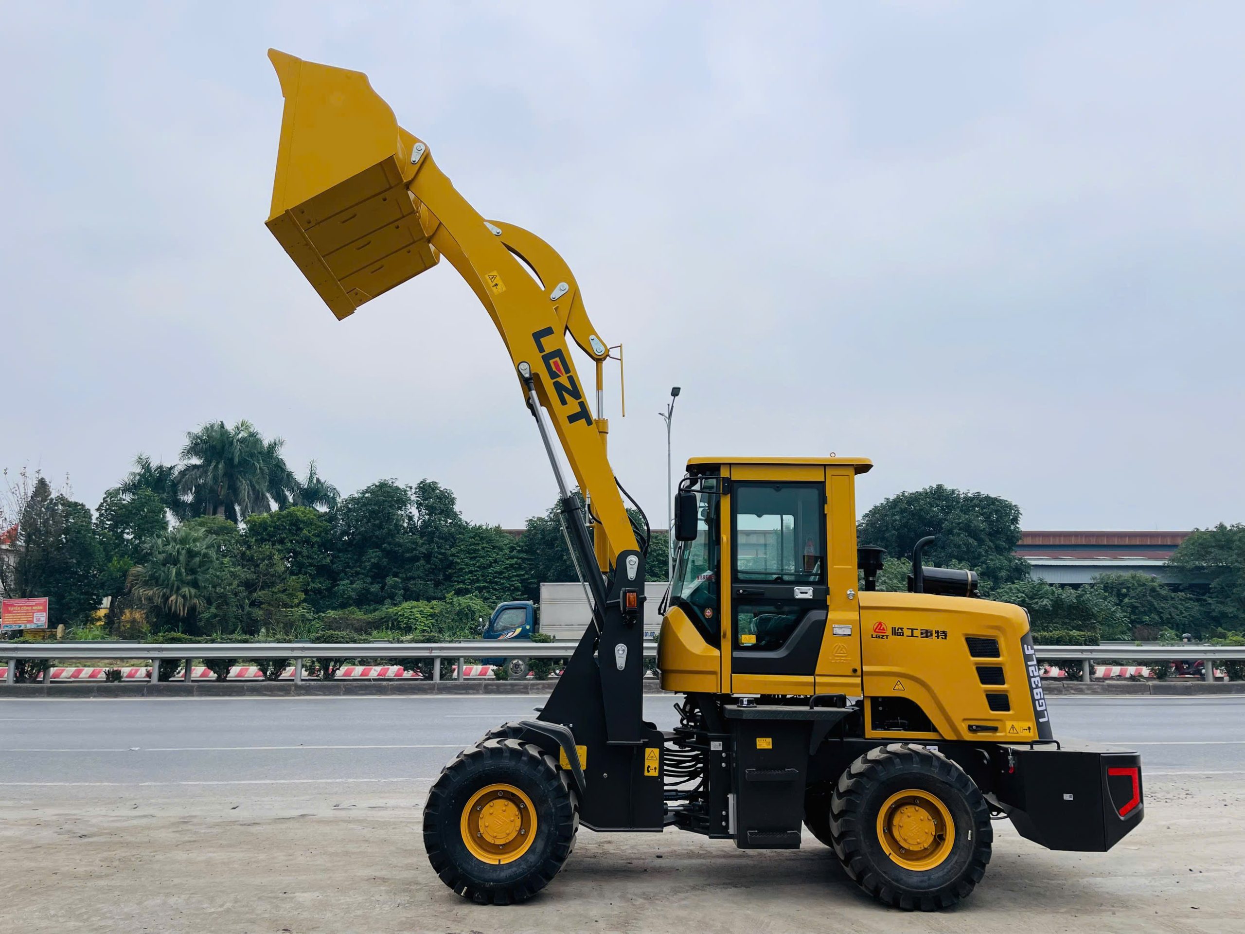 MÁY XÚC LẬT CẦN DÀI LG932LF