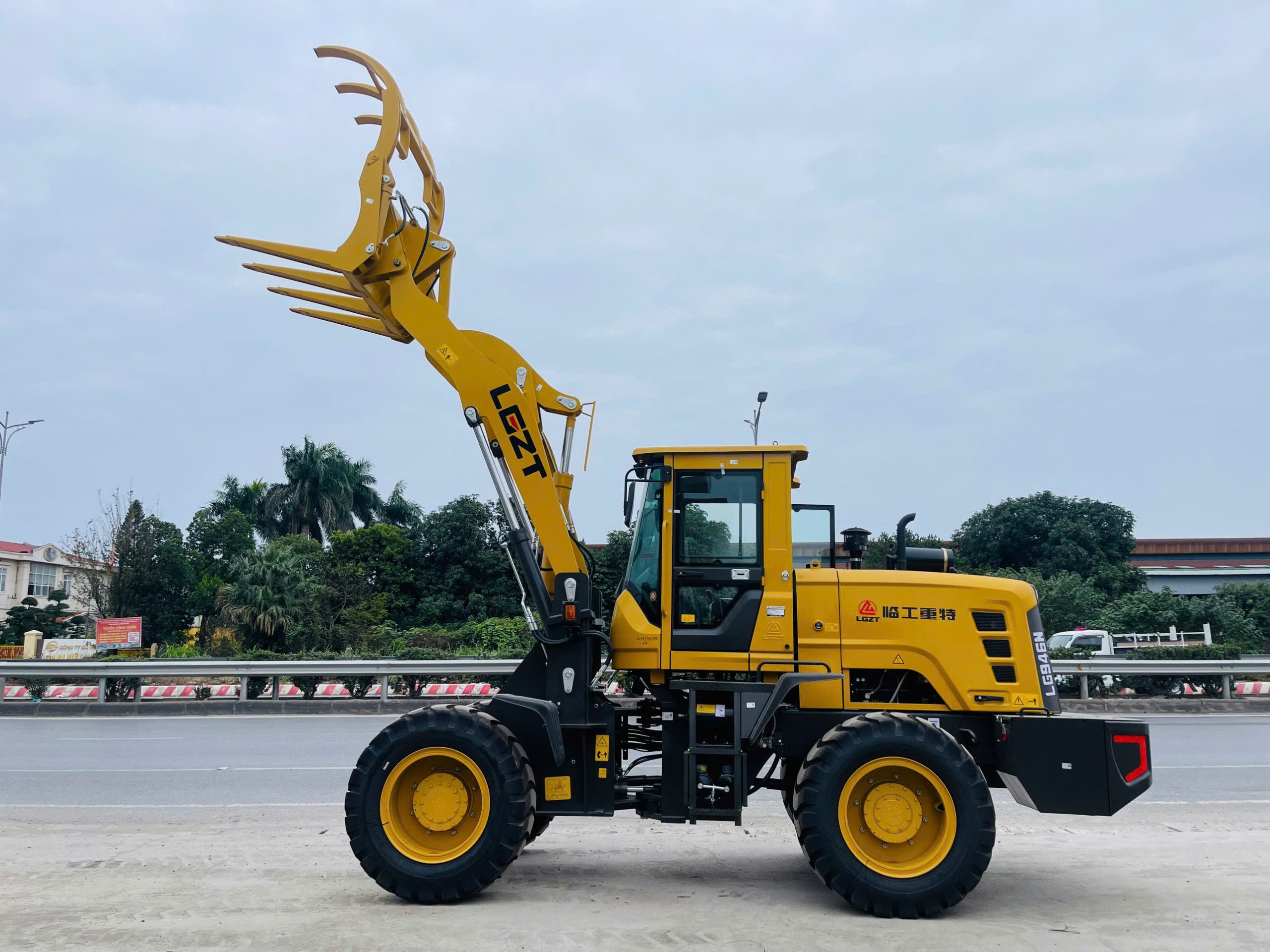 MÁY XÚC LẬT KẸP GỖ LG946K