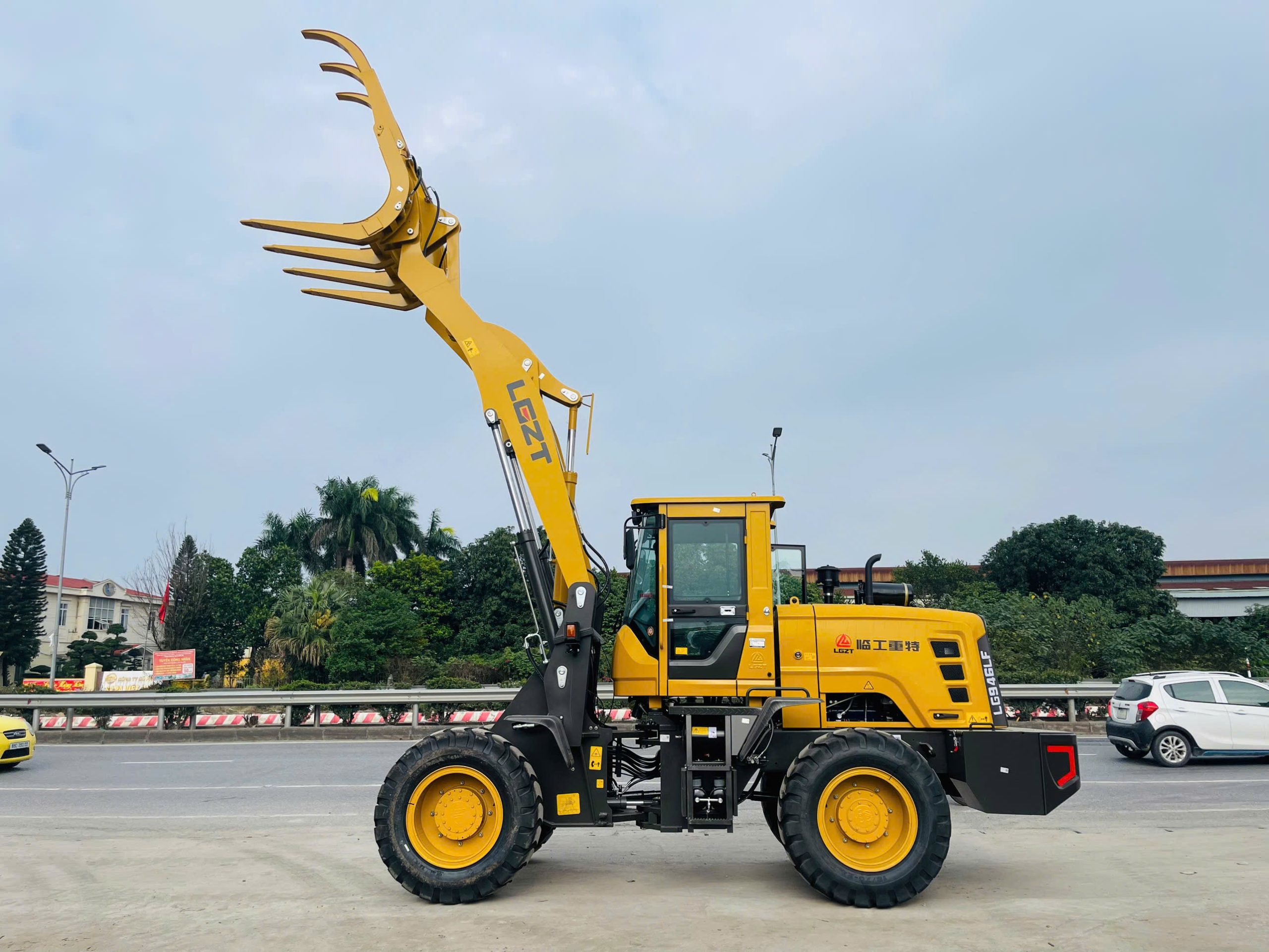 MÁY XÚC LẬT KẸP GỖ CẦN DÀI LG946LF